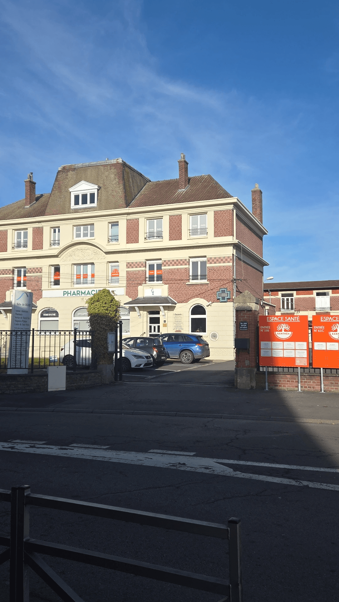 Façade de la pharmacie située près du cabinet
